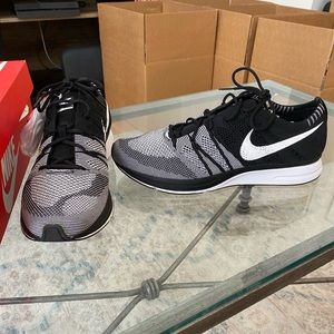 Nike Flyknit Trainer Black / White Mens Size 11.5